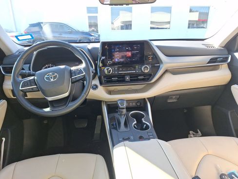Used 2024 Toyota Highlander LE image 19