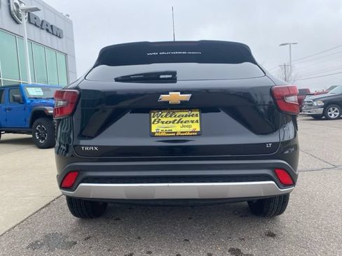 Used 2025 Chevrolet Trax LT FWD image 6