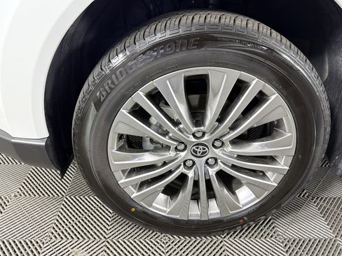 Used 2024 Toyota Venza XLE AWD/4WD image 6