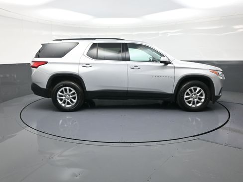 Used 2020 Chevrolet Traverse LT image 2