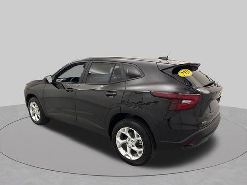 Used 2024 Chevrolet Trax LS w/ LS Convenience Package FWD image 2