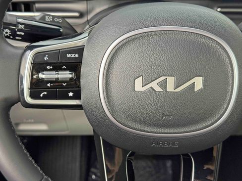 Used 2024 Kia Carnival EX image 29