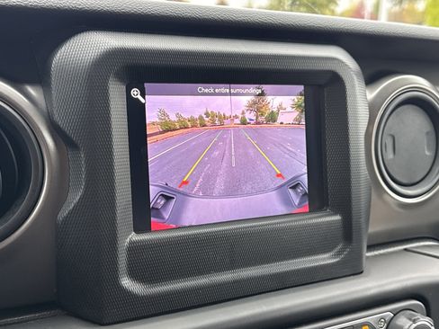 Used 2023 Jeep Gladiator Sport image 13