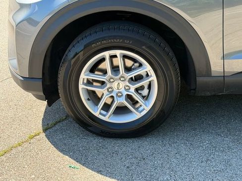 Used 2025 Ford Explorer Active AWD/4WD image 27