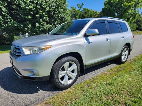 Used 2013 Toyota Highlander Limited AWD/4WD image 2
