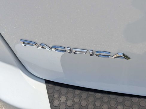 Used 2023 Chrysler Pacifica Limited FWD image 13