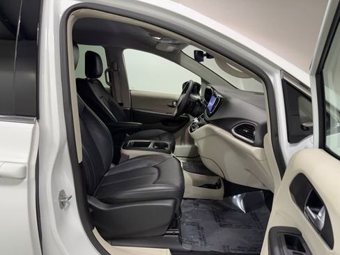 Used 2024 Chrysler Pacifica Touring-L image 29