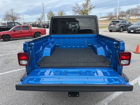 Used 2021 Jeep Gladiator Willys image 3