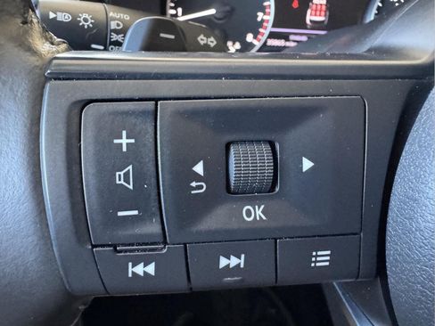 Used 2025 Nissan Pathfinder SV FWD image 10