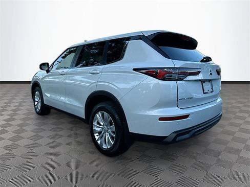 New 2025 Mitsubishi Outlander ES image 7