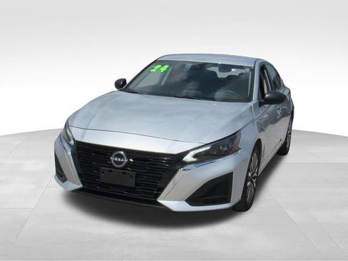 Used 2024 Nissan Altima 2.5 SV FWD image 2
