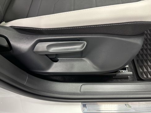 New 2025 Volkswagen Taos SE image 12