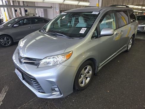 Used 2020 Toyota Sienna LE w/ LE Preferred Package FWD image 1