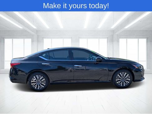 Used 2024 Nissan Altima 2.5 SV image 2