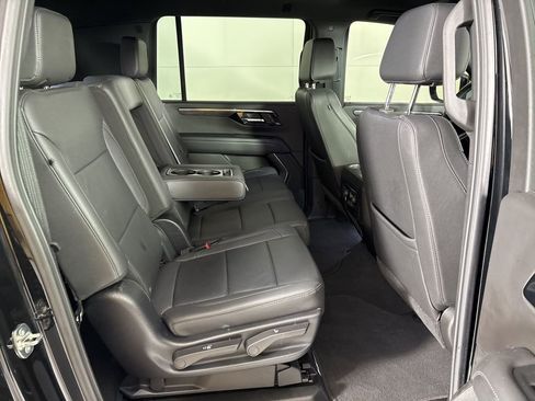 Used 2025 Chevrolet Suburban Z71 image 18