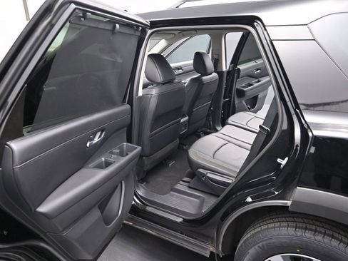 Used 2025 Nissan Pathfinder SL image 17