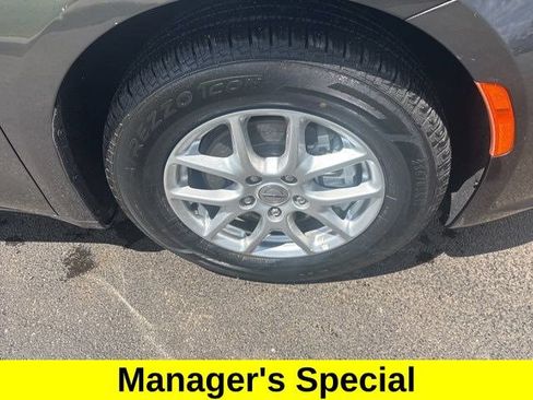 Used 2023 Chrysler Pacifica Touring-L FWD image 43