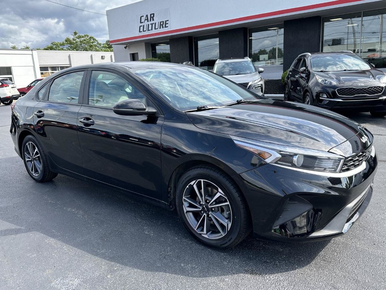 Used 2023 Kia Forte LXS w/ LXS Technology Package FWD image 2