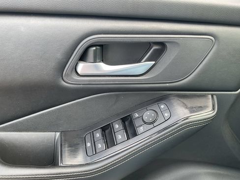 Used 2025 Nissan Rogue SV FWD image 23