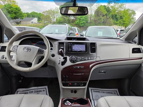 Used 2014 Toyota Sienna XLE w/ Entertainment Package FWD image 23