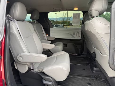Used 2025 Toyota Sienna XLE AWD/4WD image 26