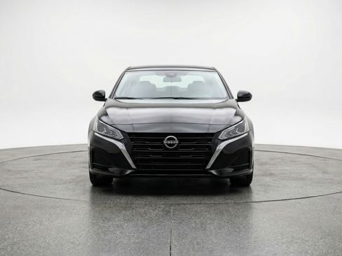Used 2025 Nissan Altima 2.5 SV FWD image 2