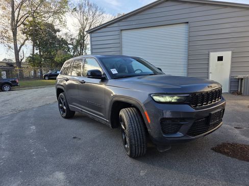 Used 2023 Jeep Grand Cherokee Altitude image 1