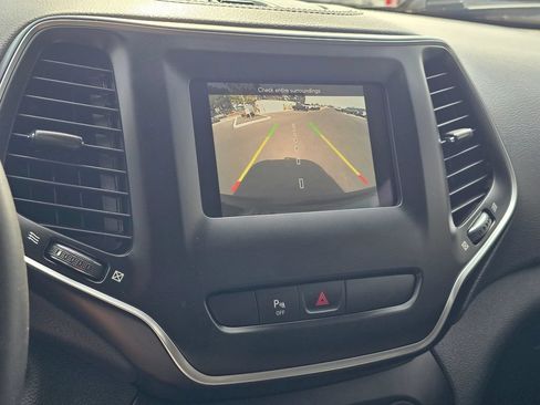 Used 2020 Jeep Cherokee Latitude Plus AWD/4WD image 19