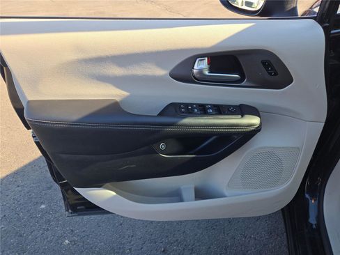 Used 2023 Chrysler Pacifica Touring-L image 20