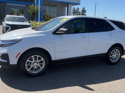Used 2022 Chevrolet Equinox LS w/ LS Convenience Package FWD image 3
