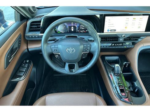 Certified 2025 Toyota Crown Signia image 16