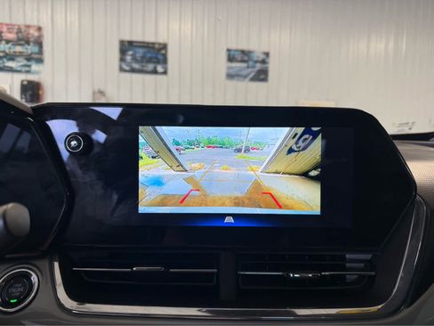 Used 2025 Chevrolet Trax LT FWD image 19