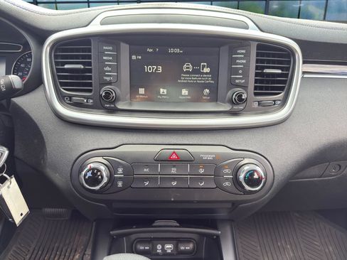 Used 2020 Kia Sorento LX image 16