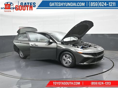 Used 2025 Hyundai Elantra SE FWD image 51