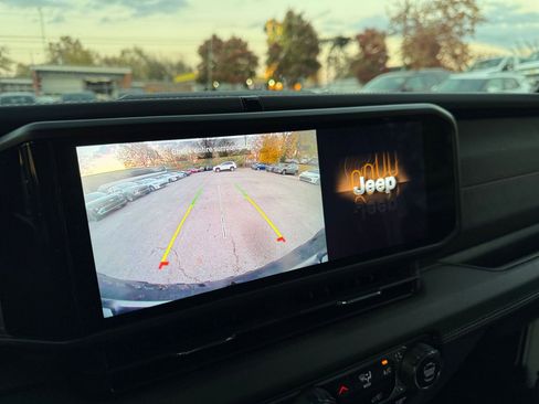 Used 2025 Jeep Wrangler Rubicon image 17