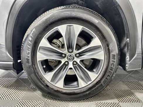 Used 2024 Toyota Highlander LE image 12