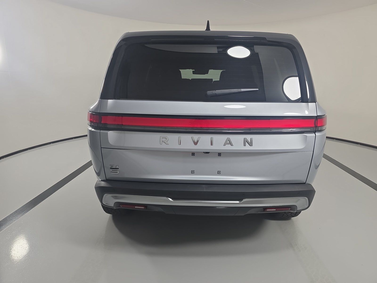 Used 2025 Rivian R1S Adventure Dual AWD/4WD image 4