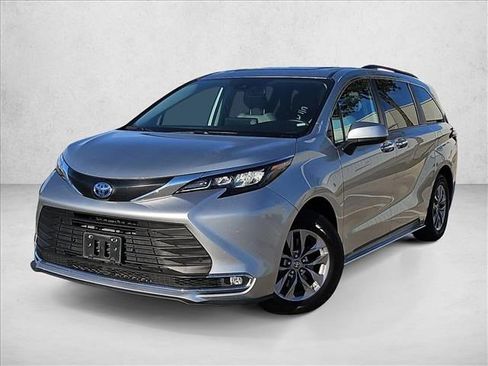 Used 2024 Toyota Sienna XLE image 1