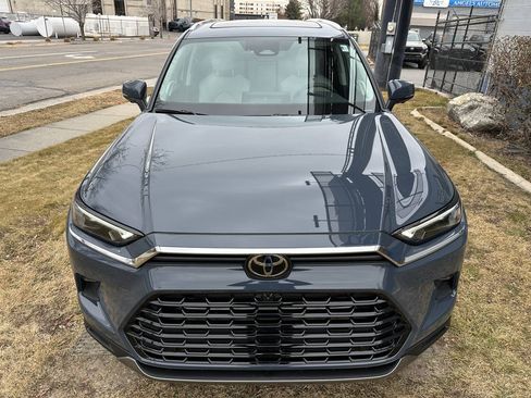 Used 2025 Toyota Grand Highlander AWD image 12