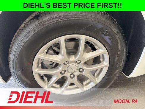 New 2027 Chrysler Pacifica Select FWD image 8