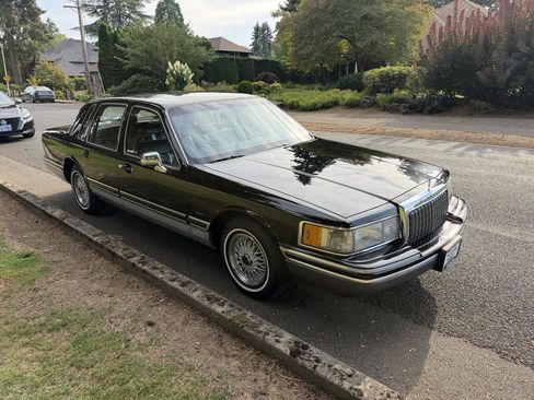Used 1993 Lincoln Town Car Signature RWD image 7
