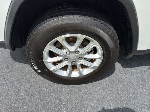 Used 2021 Jeep Grand Cherokee Laredo RWD image 35