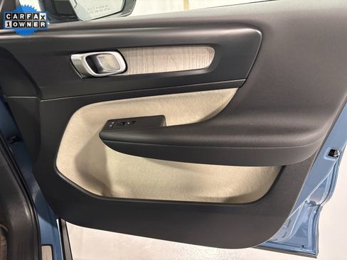 Used 2023 Volvo XC40 B5 Plus image 19