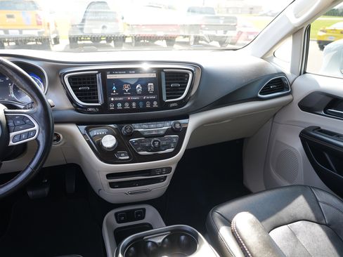 Used 2020 Chrysler Pacifica Touring-L Plus w/ Advanced Safetytec Group FWD image 20