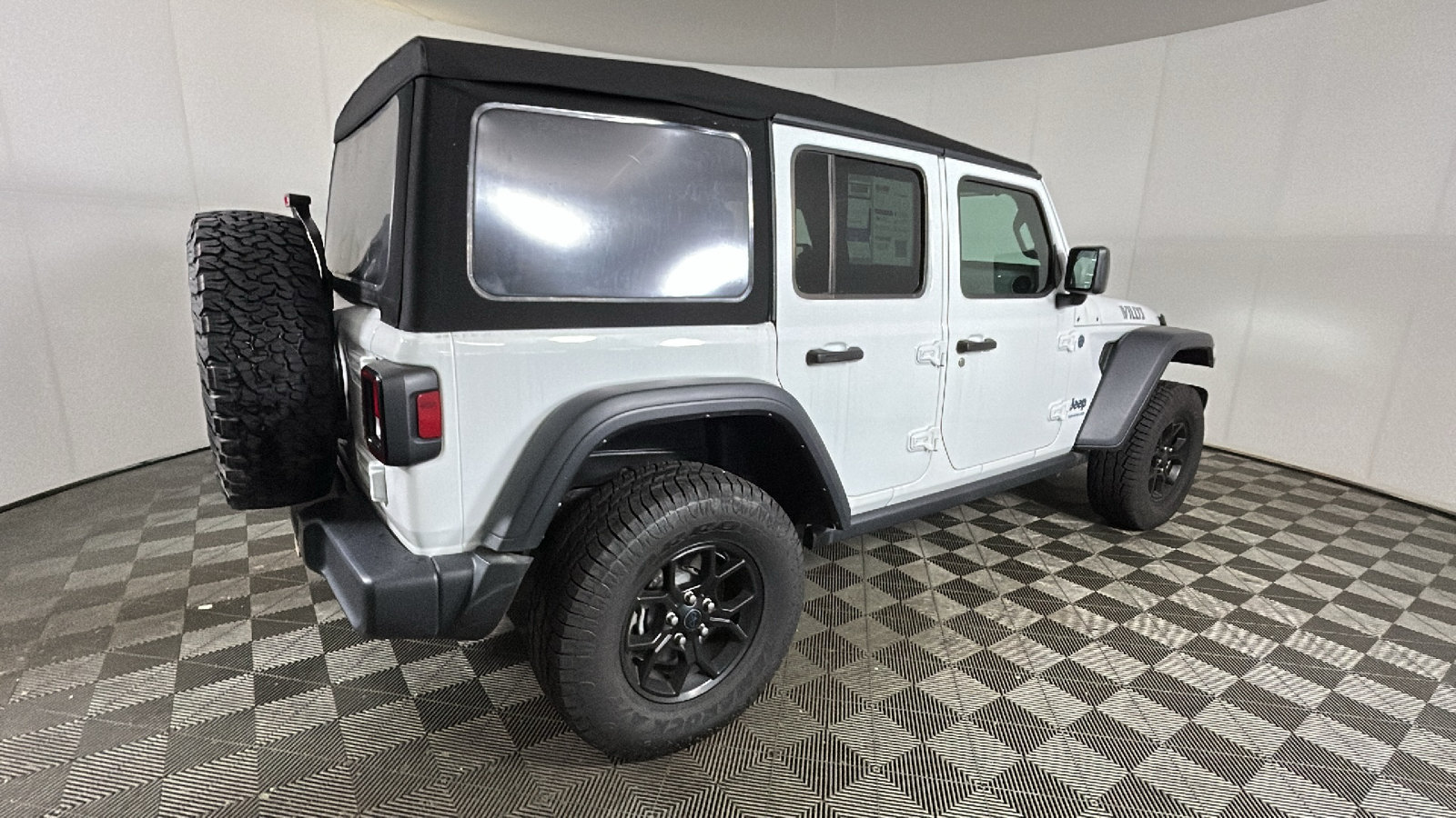 Used 2024 Jeep Wrangler Unlimited AWD/4WD image 3