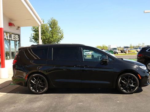 Used 2025 Chrysler Pacifica Limited FWD image 4