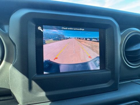 Used 2023 Jeep Gladiator Sport image 18