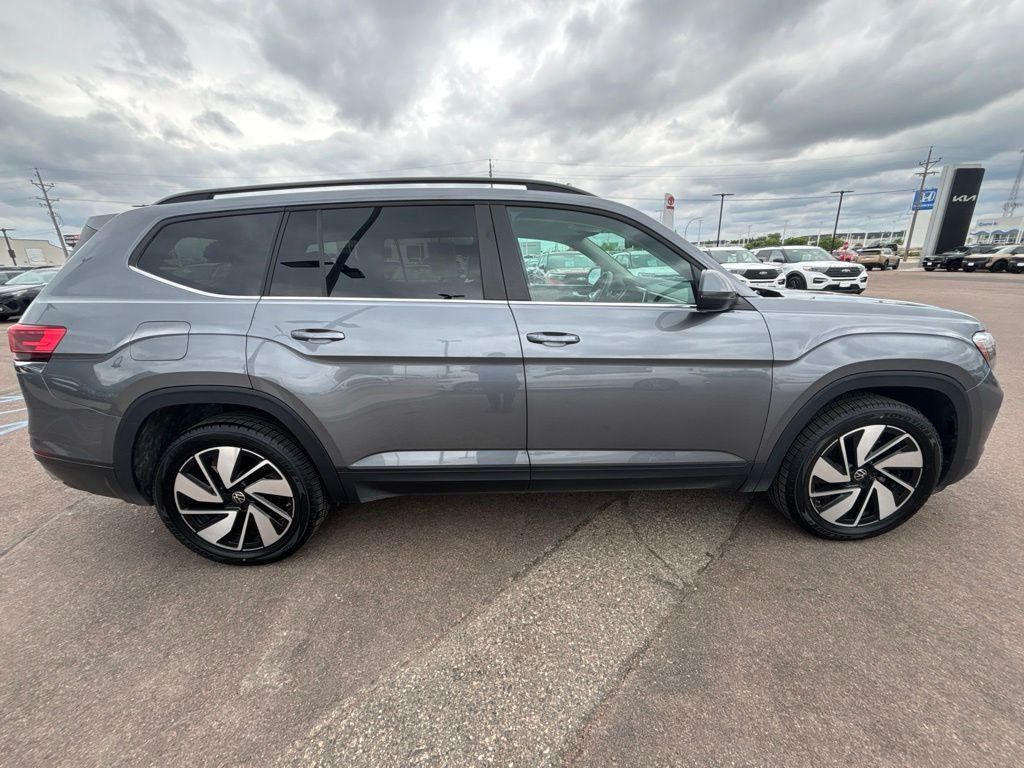 Used 2024 Volkswagen Atlas SE AWD/4WD image 4