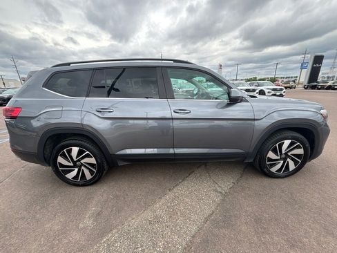 Used 2024 Volkswagen Atlas SE AWD/4WD image 4
