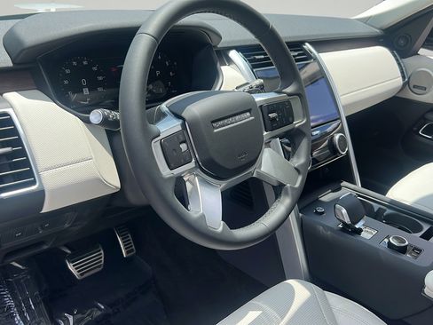 Used 2025 Land Rover Discovery Dynamic SE AWD/4WD image 4